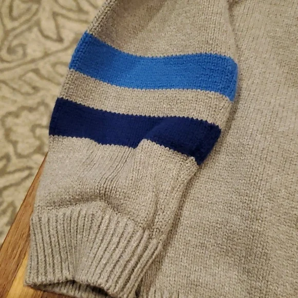 Disney store adorable Mickey Mouse crew sweater excellent 7/8 - Picture 5 of 8